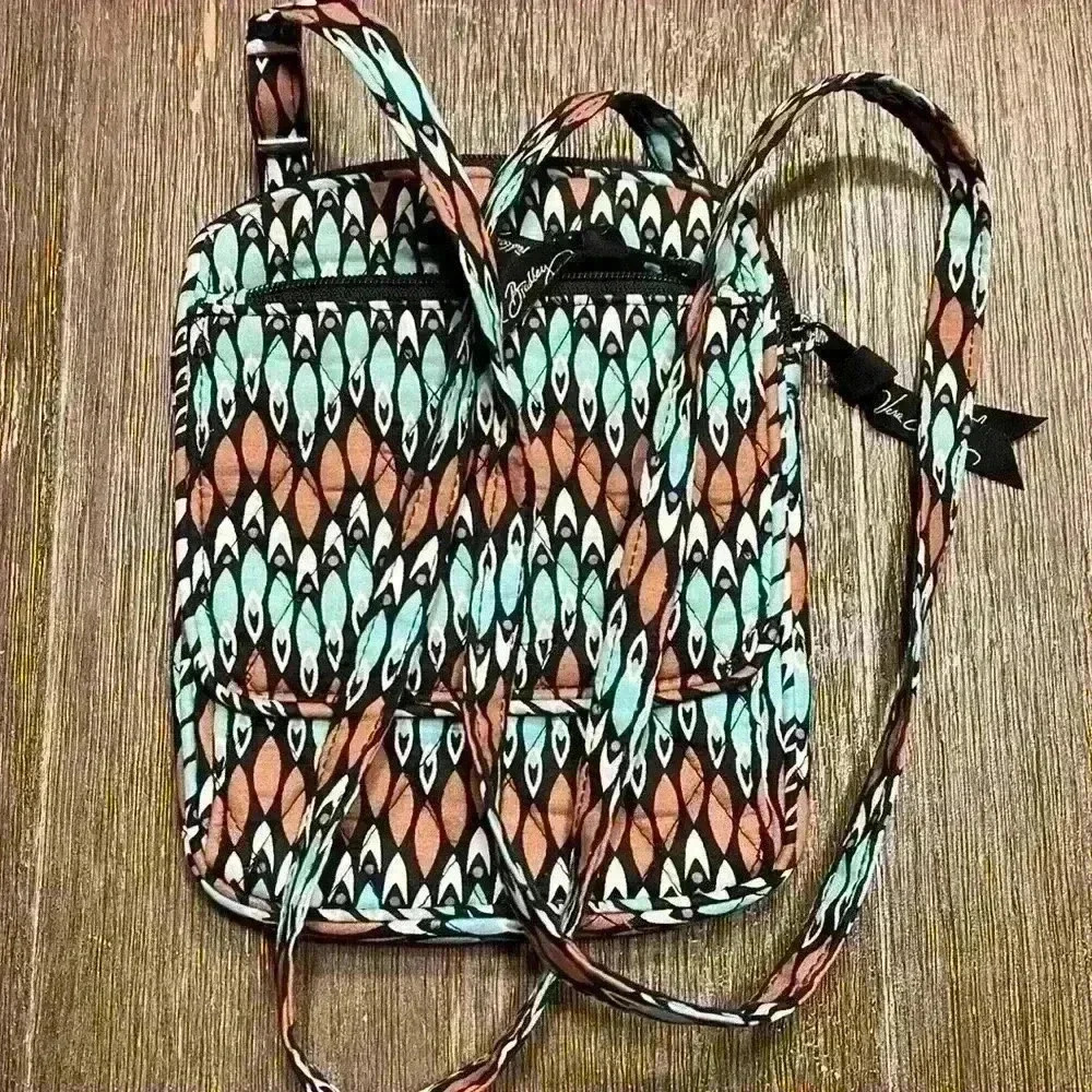 Vera Bradley, retired pattern Sierra Stream, cross body purse. Very nice!
